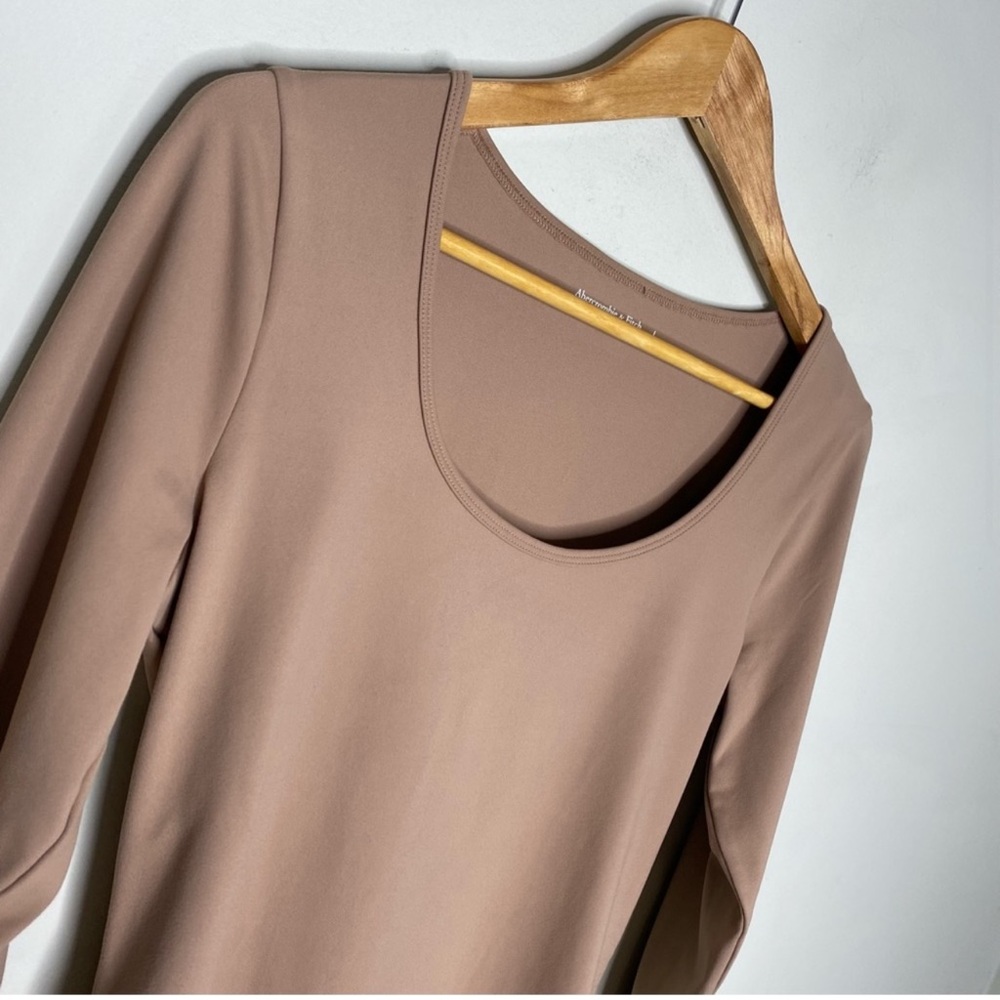 ✨NWT Abercrombie & Fitch Tan Long Sleeve Seamless Scoop Neck Bodysuit Large - Picture 3 of 7